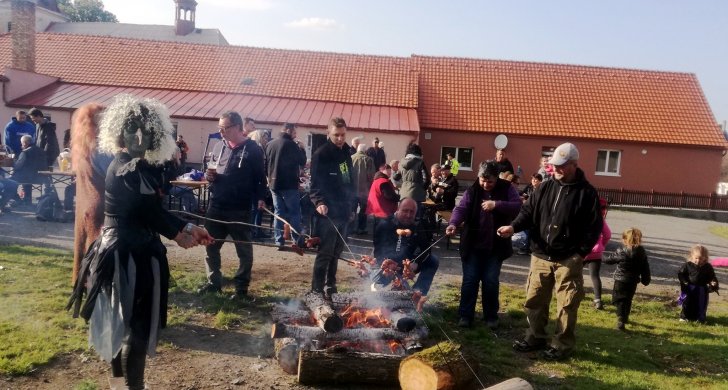 čarodějnice a stavění májky Blatno (8).jpg